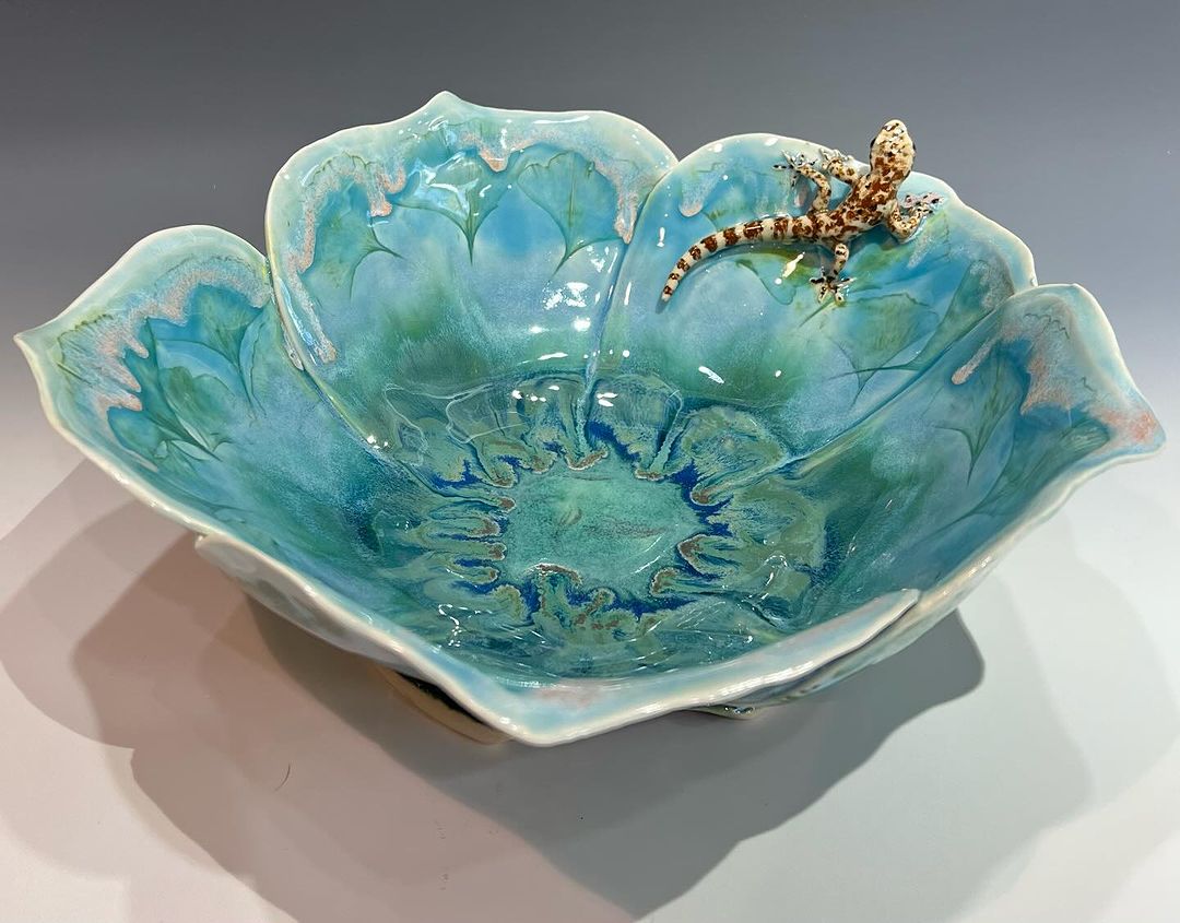 A blue bowl with a lizard on it