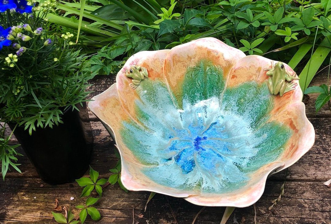 A bowl that is made of glass and has a flower design.