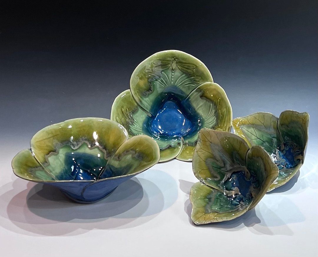A group of bowls that are made to look like flowers.